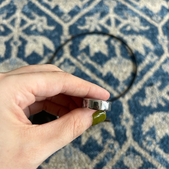 Oura Ring Gen 3 - size 8 silver with Charger - Picture 4 of 6